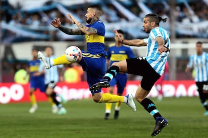 Dario Benedetto lucha por la pelota