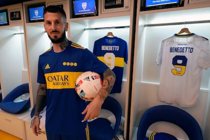 Darío Benedetto posa con sus camisetas de Boca, en el vestuario