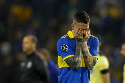 Darío Benedetto se retira llorando del campo de juego, luego de desaprovechar dos penales decisivos frente a Corinthians; las fallas del número 9 fueron castigadas con la eliminación en la Copa Libertadores.
