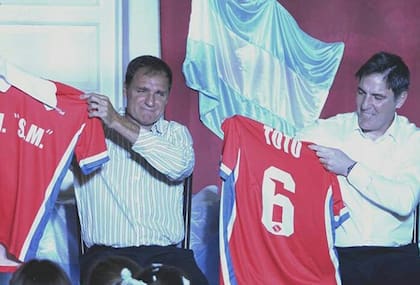 Con su amigo Darío Franco, en la escuela de la infancia que compartieron en Cruz Alta