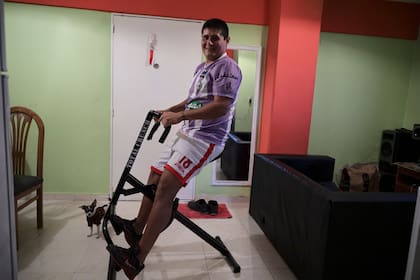 Dario Carpintero de 38 anos es referente de Sacachispas, tiene un largo recorrido en el fœtbol de ascenso. Hoy en cuarentena sigue con su otro trabajo, como recolector de ramas y residuos para el Gobierno de la Ciudad.