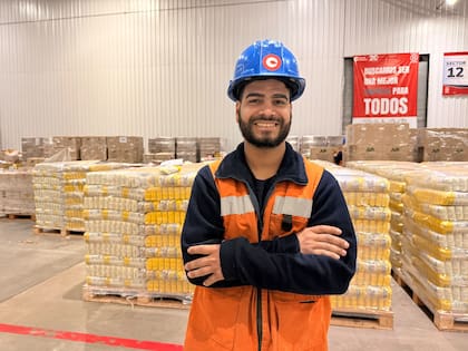 Darío Casco lleva tres años trabajando en Cook Master; su casco azul lo identifica como persona sorda