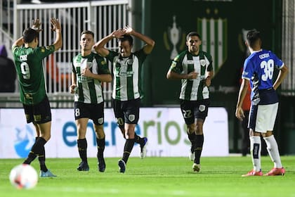 Darío Cvitanich (20) festeja con Juan Cruz (9) el gol que convirtió de pelota parada y con un buen anticipo para Banfield en el partido ante Talleres de Córdoba