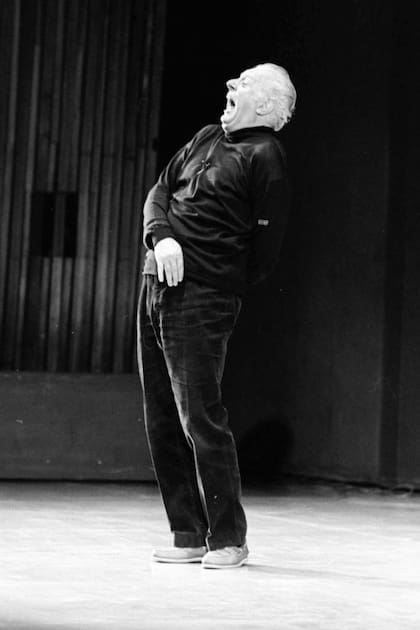 Dario Fo en la primera función de Misterio buffo, en el Teatro San Martín. En pocos días, el revitalizador del teatro popular italiano y Premio Nobel de Literatura que en 1954 se había casado con Franca Rame, despertó las reacciones más violentas que se recuerde en la historia de la emblemática sala porteña