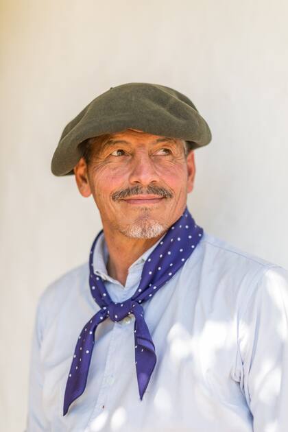 Darío Gallardo es correntino y usa siempre camisa, boina y pañuelo al cuello, que puede ser de diferentes colores.