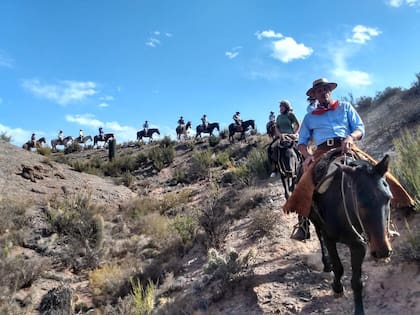 Darío Gallardo lidera las cabalgatas de octubre por Salta.