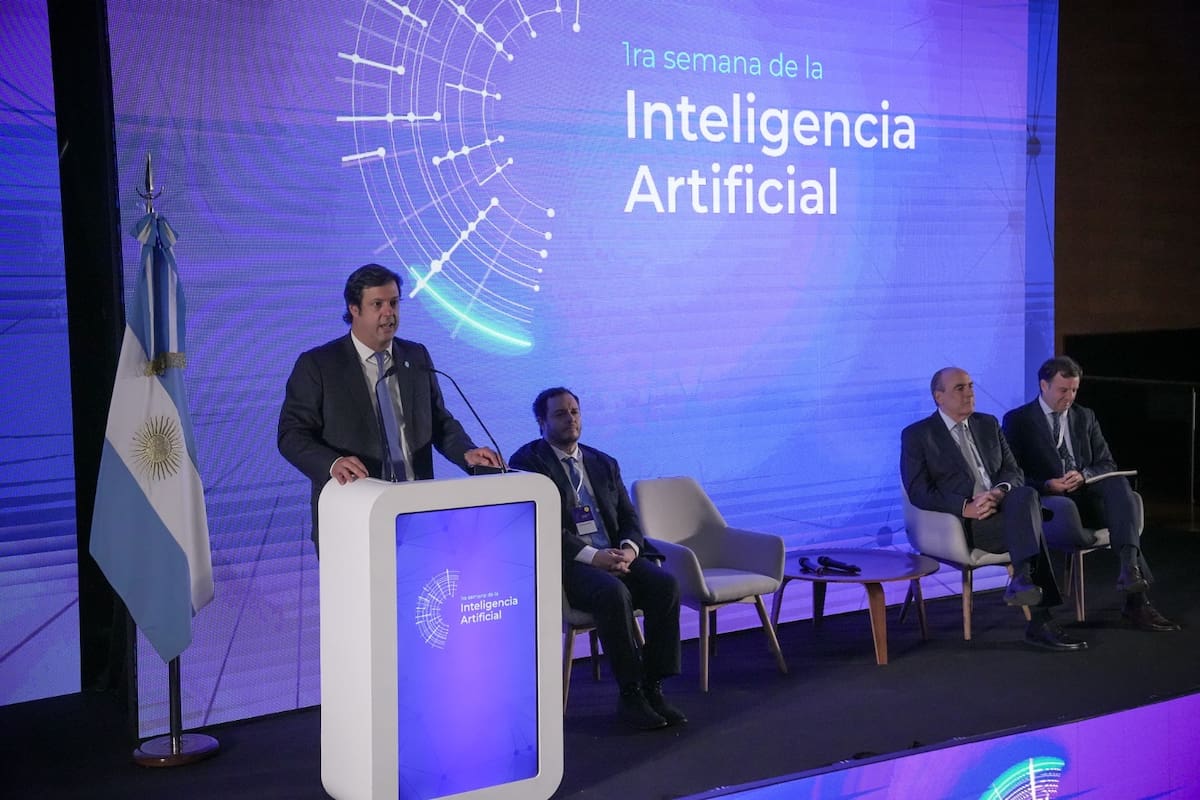 Darío Genua, Demian Reidel, Guillermo Francos y Marcos Ayerra, en la apertura de la primera semana de la Inteligencia Artificial