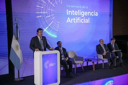 Darío Geuna, Demian Reidel, Guillermo Francos y Marcos Ayerra en la apertura de la primera semana de la Inteligencia Artificial