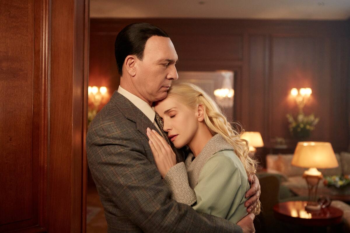 Darío Grandinetti y Natalia Oreiro en una escena de la miniserie de Star+