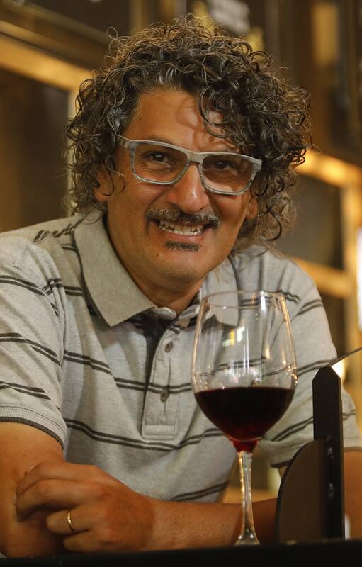Darío Gualtieri, en el salón de la clásica parrilla palermitana La Malbequería