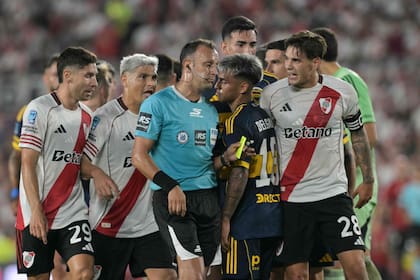Darío Herrera, árbitro principal del partido, no juzgó falta en la acción de Blanco sobre Martínez Quarta; Paletta, en el VAR, decidió no llamarlo para revisar la jugada