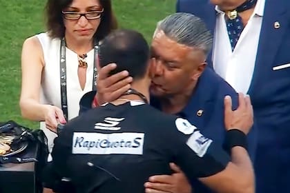 Darío Herrera recibe la medalla por parte de Claudio Tapia, luego de la bochornosa definición entre Central y Estudiantes