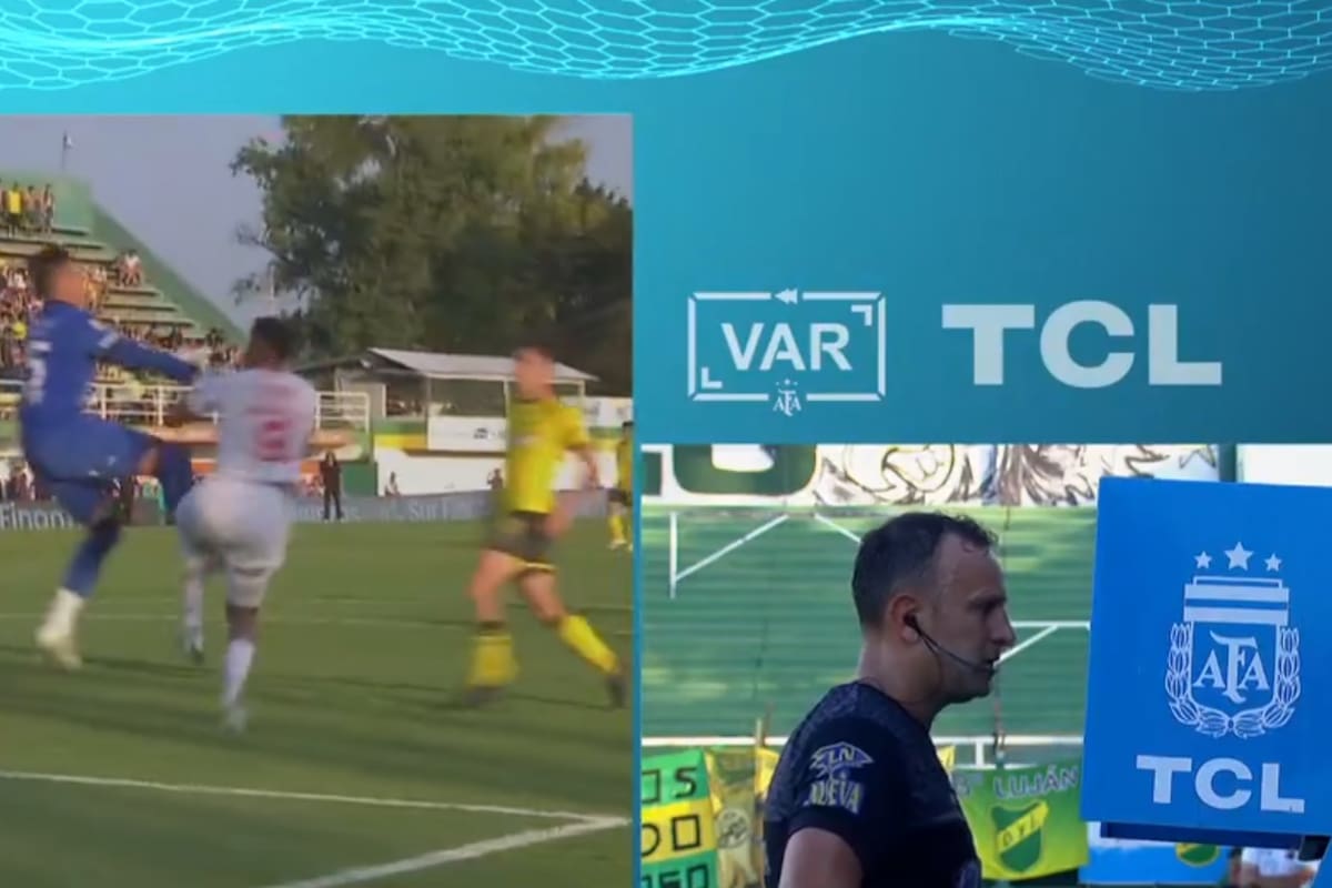 Darío Herrera, tras ser llamado por el VAR, revisa la acción de la polémica: sancionará penal de Bologna a Morales en favor de Barracas y en perjuicio de Defensa y Justicia