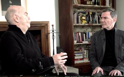 Darío Lopérfido en uno de los episodios del ciclo de diálogos políticos y culturales llamado “El hombre rebelde”, donde conversa con Martín Caparrós, quien padece ELA como él