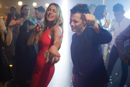Dario Lopilato copó la pista junto a una amiga, la productora Florencia Lugano, apenas se subió la música.