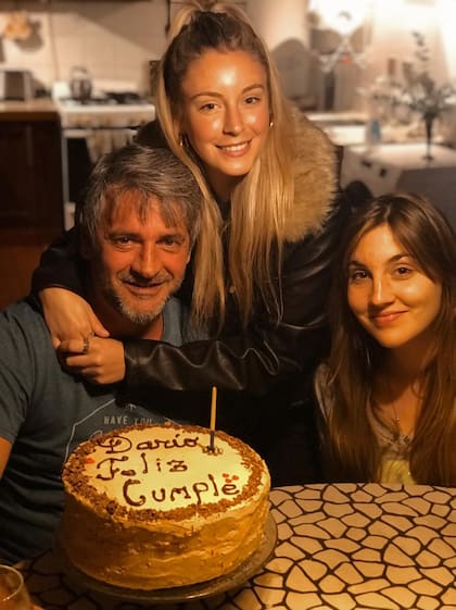 Darío Martínez Corti junto a sus hijas, Sofía y Victoria