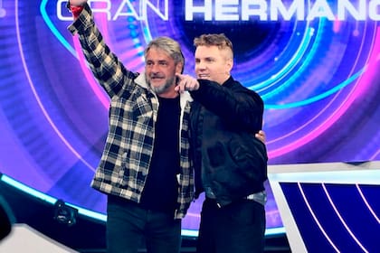 Darío Martínez Corti junto al conductor de Gran Hermano, Santiago del Moro, tras su salida de la casa