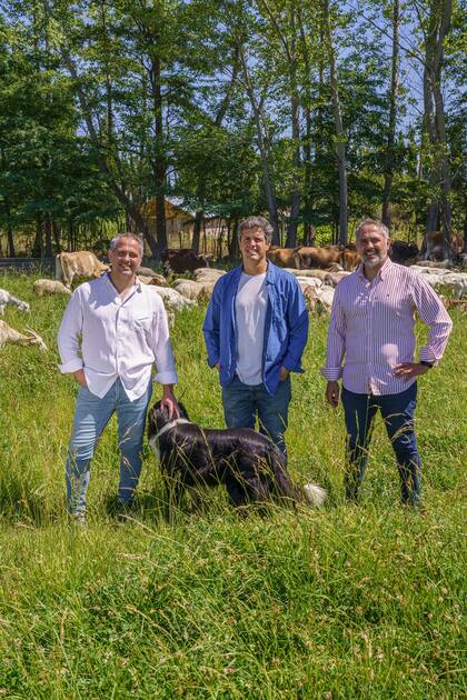 Darío, Mauricio y Edgard Couly son los dueños de la quesería y el restaurante