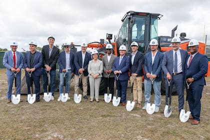 Darío Sala con su equipo de trabajo en el nuevo proyecto para el predio deportivo