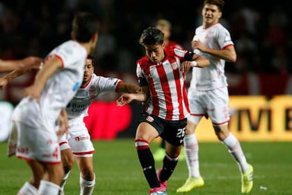 Darío Sarmiento en su debut con Estudiantes en el empate 0-0 contra Huracán. Ingresó a los 22 minutos del segundo tiempo