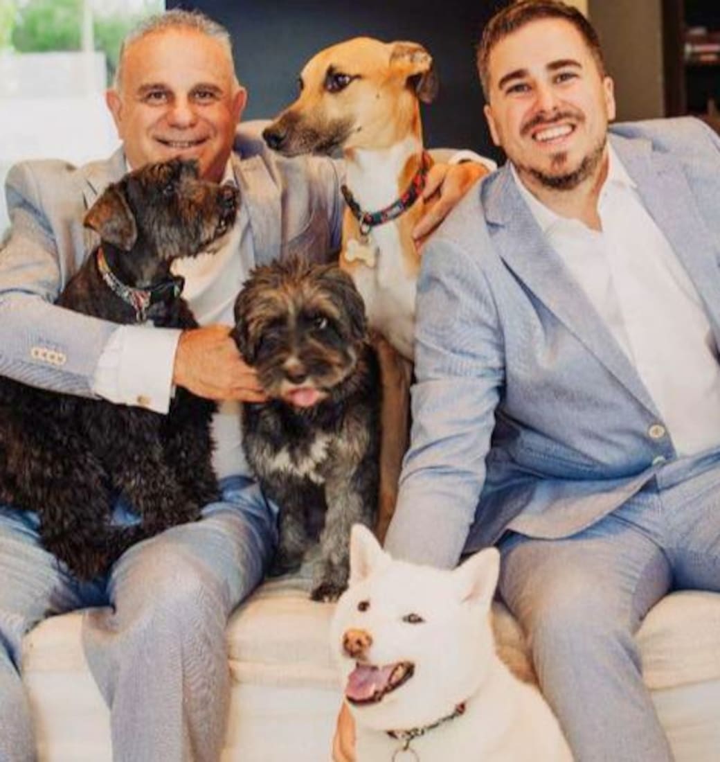 Darío y Nicolás con los 5 testigos: los perros
