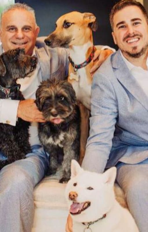 Darío y Nicolás con los 5 testigos: los perros