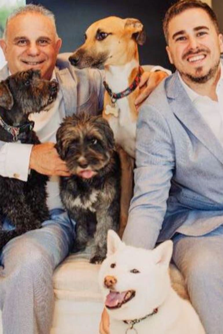 Darío y Nicolás con los 5 testigos: los perros