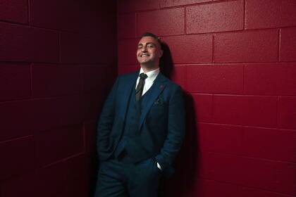 Darko Rajakovic, nuevo entrenador de de los Raptors de Toronto, posa en la Scotiabank Arena, el martes 13 de junio de 2023 (Chris Young/The Canadian Press via AP)