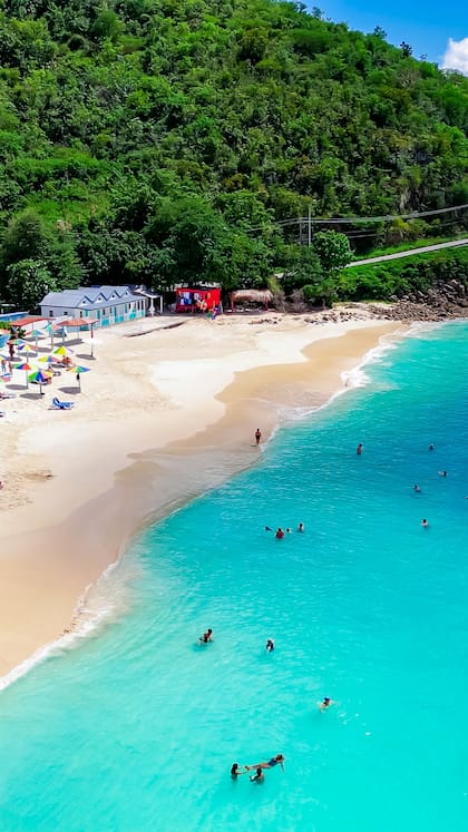 Darkwood Beach es una playa en la costa suroeste de Antigua