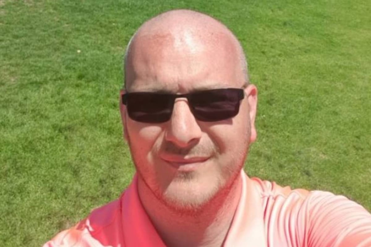 Darren Roberts miraba televisión en su casa de Gales cuando de pronto sintió un agudo dolor en su cuello y hombro; poco tiempo después, estaba paralizado de la cabeza para abajo