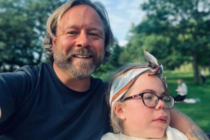 Darren Scott cuida de su hija Sophia, que ahora tiene 15 años