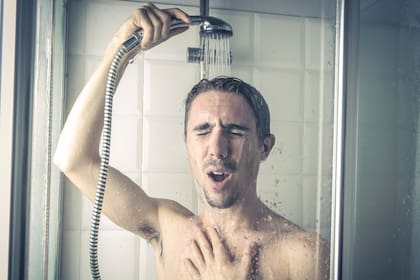 Darse una ducha de agua helada es uno de los hábitos saludables que muchas personas implementar para arrancar el día con energía