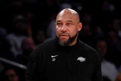 Darvin Ham, coach de los Lakers de Los Ángeles, reacciona durante la primera mitad del juego de baloncesto de la NBA en contra de los Timberwolves de Minnesota, el domingo 7 de abril de 2024, en Los Ángeles. Ham fue despedido por los Lakers cuatro días después de su eliminación en playoffs, el viernes 3 de mayo de 2024. (AP Foto/Etienne Laurent)