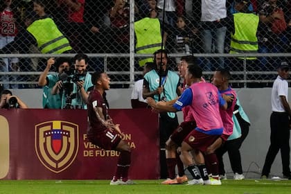 Darwin Machis festeja con sus compañeros tras anotar ante Chile en un encuentro de las eliminatorias, en Maturín