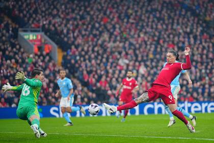 Darwin Núñez (derecha) de Liverpool remata ante el arquero Stefan Ortega del Manchester City en el partido de la Liga Premier, el 10 de marzo de 2024. (AP Foto/Jon Super)