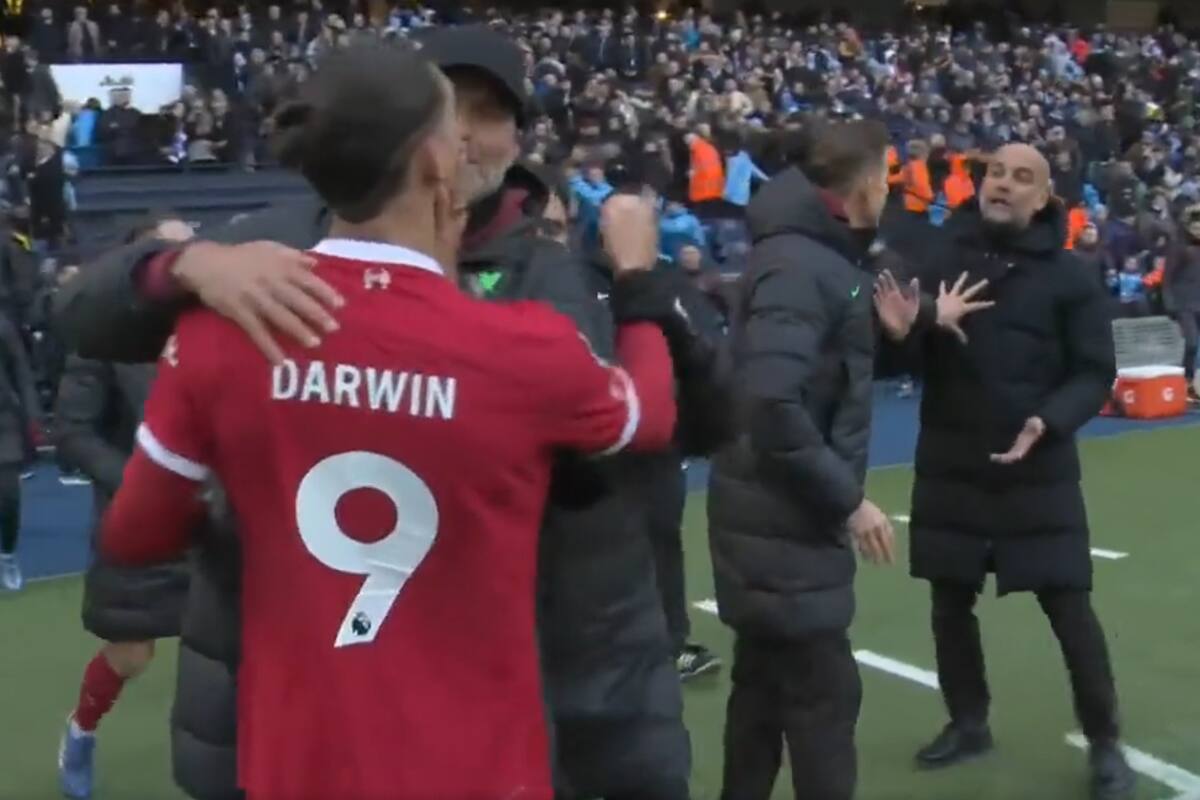 Darwin Núñez es frenado por Jurgen Klopp mientras increpa a Pep Guardiola; final caliente en Manchester City-Liverpool