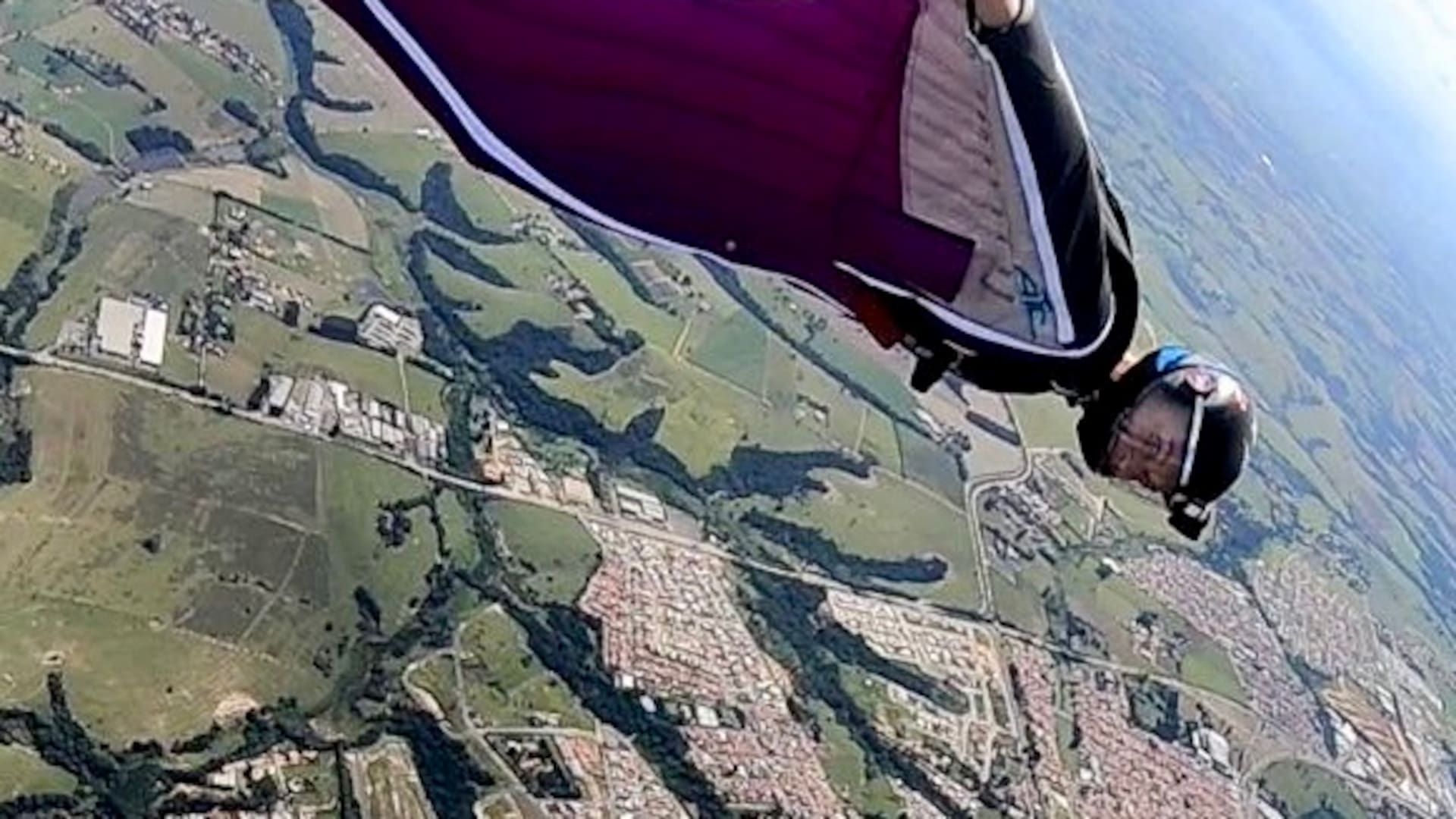 Dasha Zakharova es de las pocas mujeres en la Argentina que hace vuelos en wingsuit