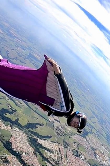 Dasha Zakharova es de las pocas mujeres en la Argentina que hace vuelos en wingsuit