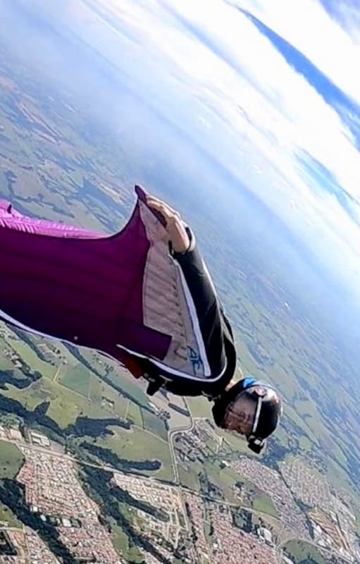 Dasha Zakharova es de las pocas mujeres en la Argentina que hace vuelos en wingsuit