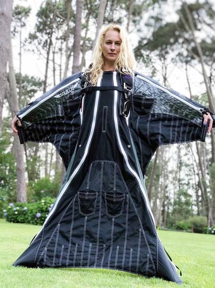 Dasha Zakharova, de origen ruso y nacionalizada argentina, con su traje de wingsuit