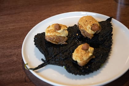 Dátiles rellenos de paté de mollejas, uno de los platitos más aplaudidos del menú