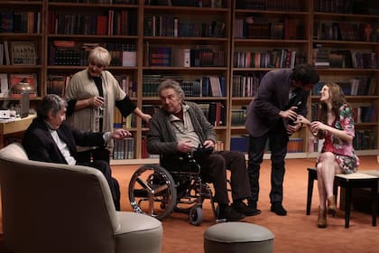 Rodolfo Bebán y Claudia Lapacó en escena, con Alfredo Alcón, Marco Antonio Caponi y Alexia Moyano