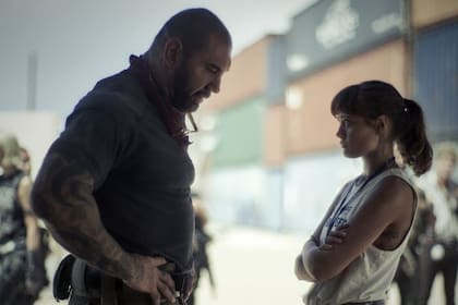 Dave Bautista y Ella Purnell, en una escena de El ejército de los muertos