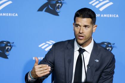 Dave Canales responde a una pregutna durante la conferencia de prensa introductoria al asumir como entrenador en jefe de los Panthers de Carolina, equipo de la NFL, en Charlotte, Carolina del Norte, el jueves 1 de febrero de 2024. Dave Canales answers a question at a press conference introducing him as the new head coach for the Carolina Panthers NFL football team in Charlotte, N.C., Thursday, Feb. 1, 2024. (AP Foto/Nell Redmond)