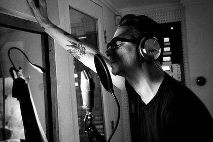 Dave Gahan en plena grabación de su voz en el estudio Shangri-La, en 2019.
