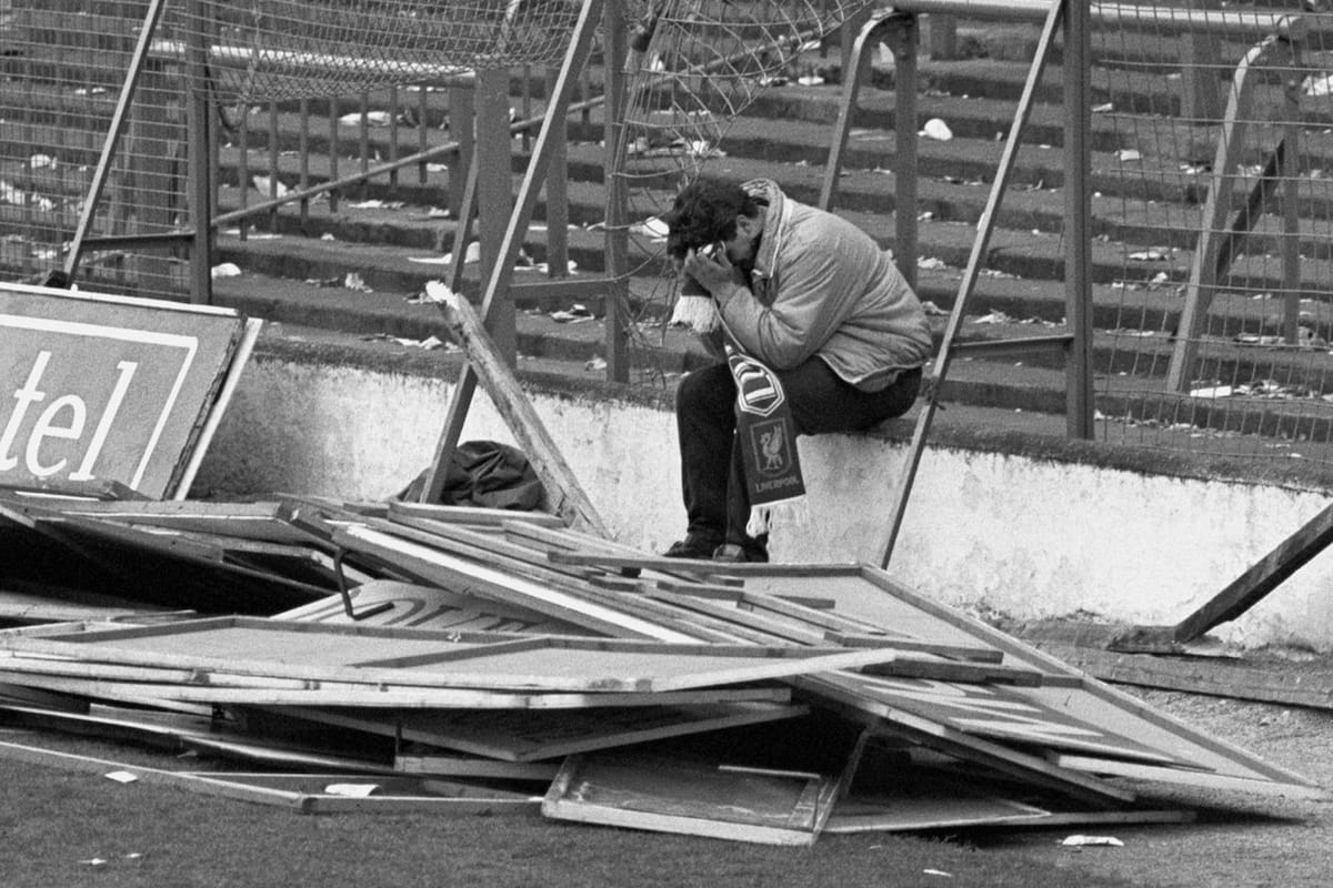 Dave Roland, con 34 años, en una de las imágenes que resumen la Tragedia de Hillsborough, falleció el 6 de abril pasado por coronavirus.