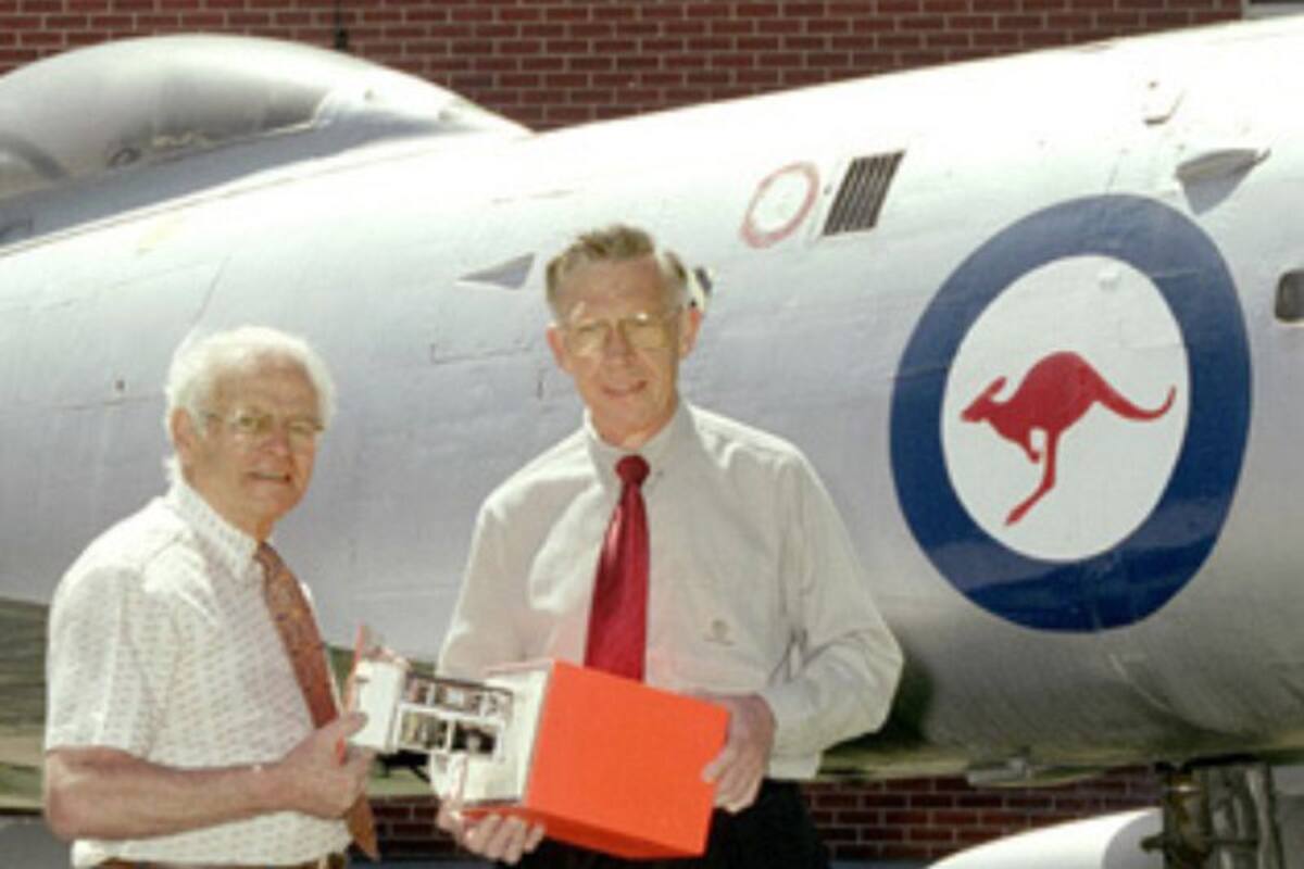 Dave Warren (izquierda) y Ken Fraser con un prototipo de grabadora de vuelo de caja negra