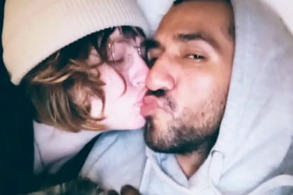Daveigh Chase junto a su novio Roy Hernández, quien había organizado una colecta para que la actriz de 35 años pudiera encontrar "consuelo y paz" en sus últimos días