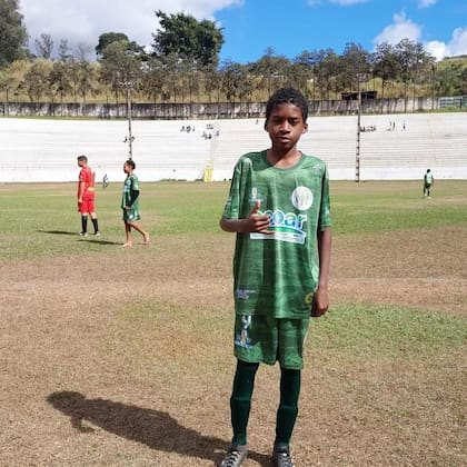 Davi Luiz, del Esporte Clube União, tiene 12 años y con un golazo explotó las redes sociales