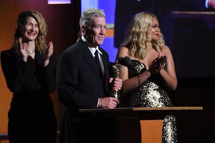 David Lynch recibe el Oscar honorario de manos de Laura Dern